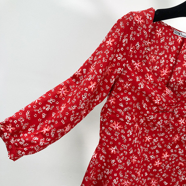 Rövid női ruha ovális nyakkivágással és 7/8-as ujjakkal