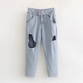 Női farmer szakadt motívumokkal, világos színben