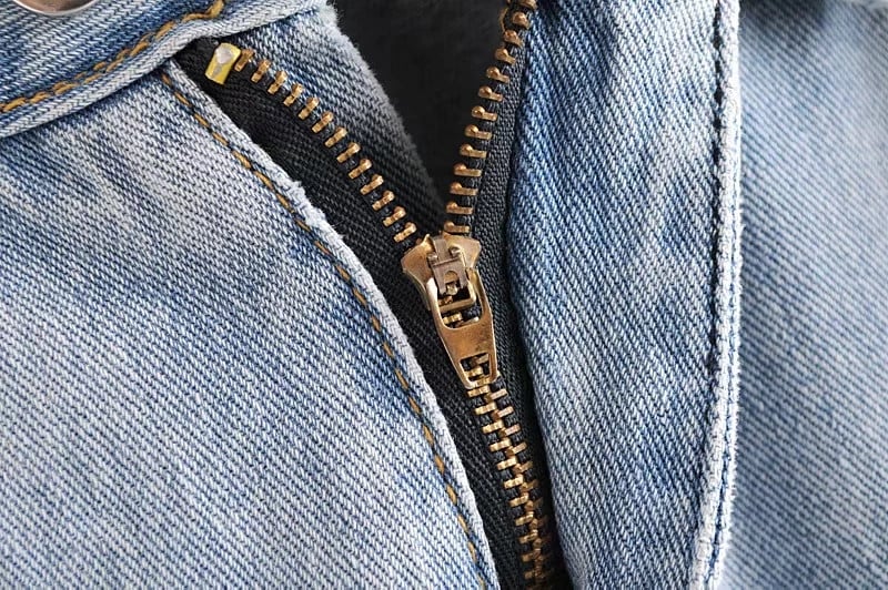 Női farmer szakadt motívumokkal, világos színben