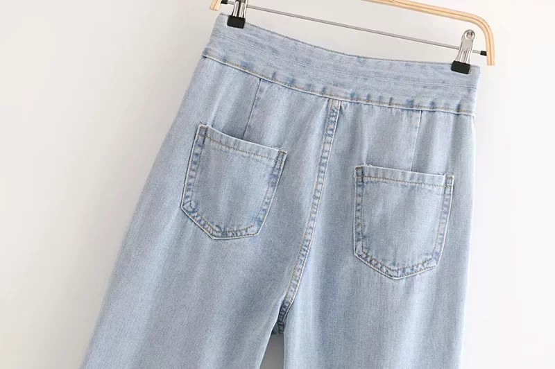 Női farmer szakadt motívumokkal, világos színben