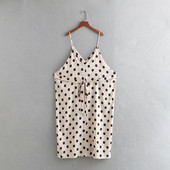 Pöttyös női ruha vékony pántokkal, fehér színben