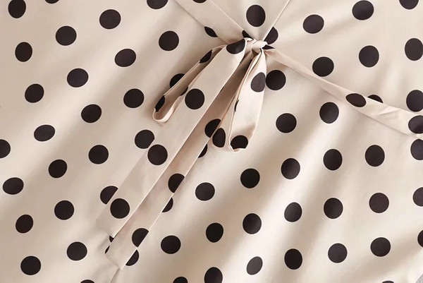 Pöttyös női ruha vékony pántokkal, fehér színben