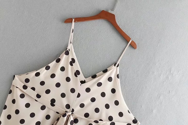 Pöttyös női ruha vékony pántokkal, fehér színben