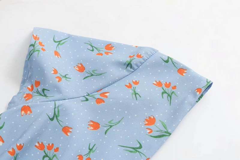 Női ruha mély V-nyakkal, kék színben