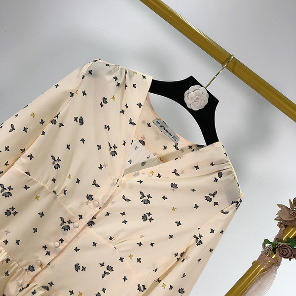 Női rövid ing V-nyakkal és gombokkal