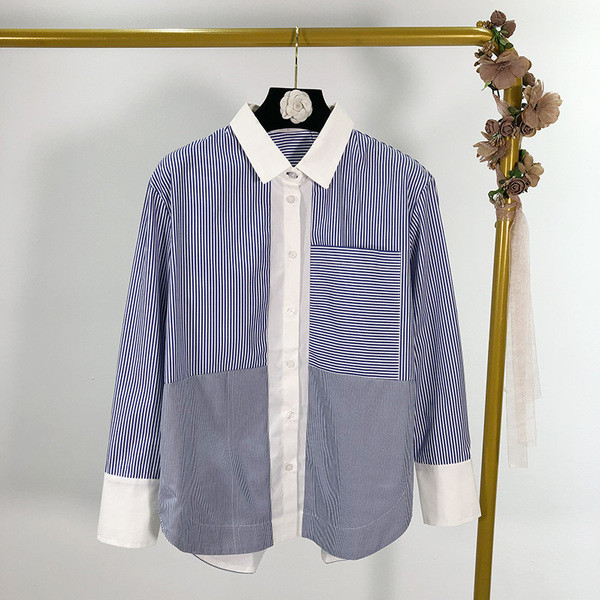 Cămașă de damă în dungi cu guler și buzunar clasic în două culori