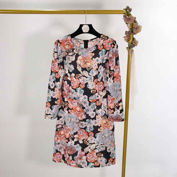 Virágmintás női hosszú ruha ovális nyakkivágással