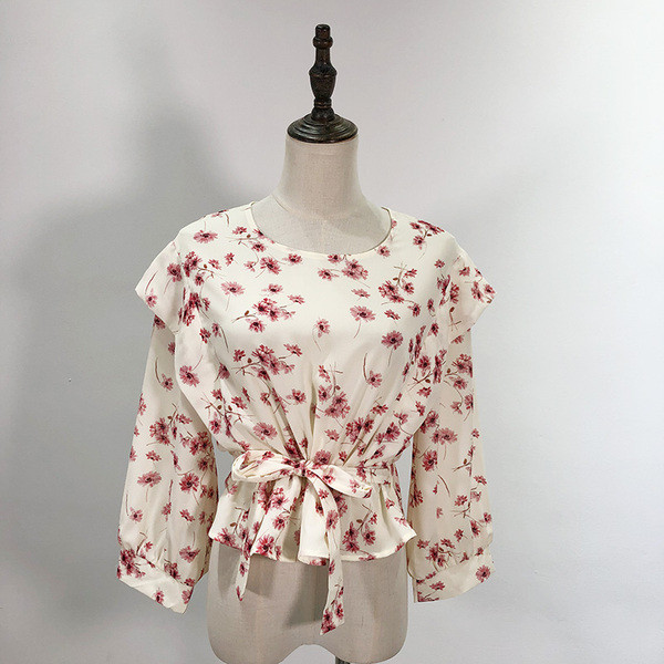 Női blúz ovális nyakkivágással és derékkötővel