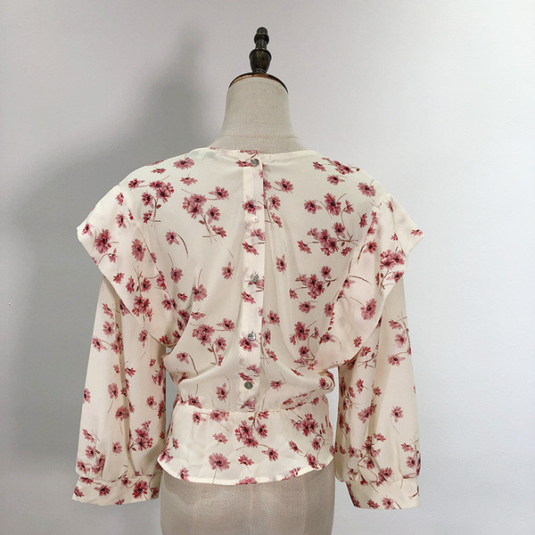 Női blúz ovális nyakkivágással és derékkötővel