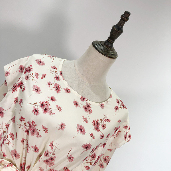 Női blúz ovális nyakkivágással és derékkötővel