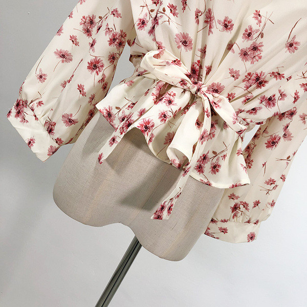 Női blúz ovális nyakkivágással és derékkötővel