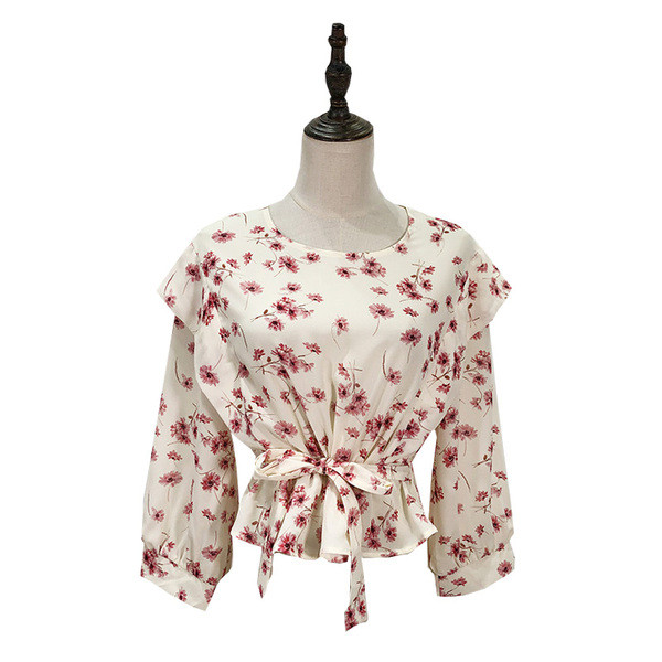 Női blúz ovális nyakkivágással és derékkötővel