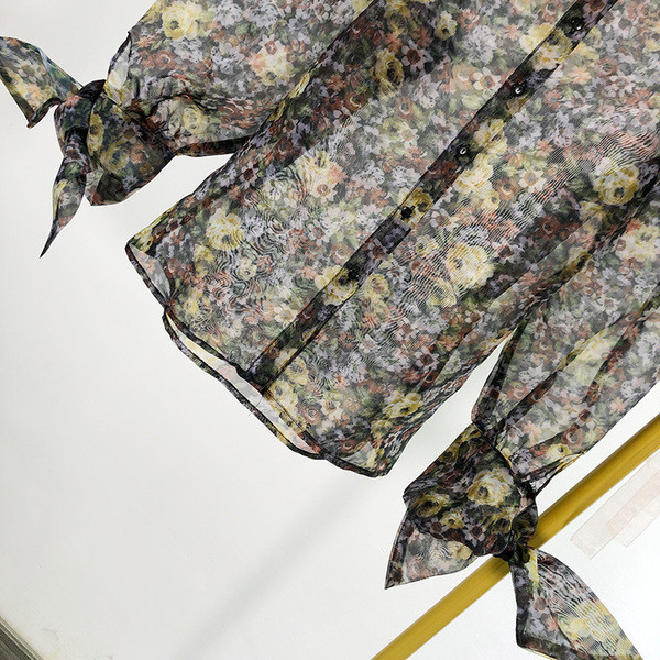 Cămașă de damă din tul cu mâneci lungi și model floral