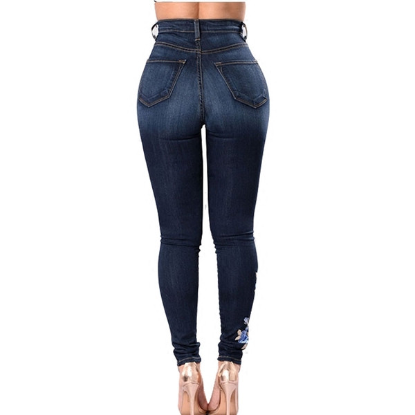 Modern, magas derekú női farmer hímzéssel