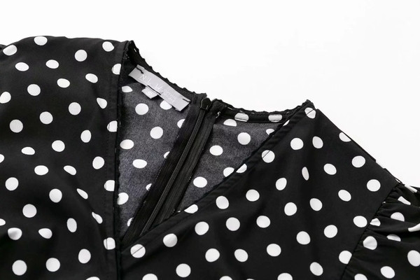 Rochie elegantă de damă cu buline, de culoare neagră