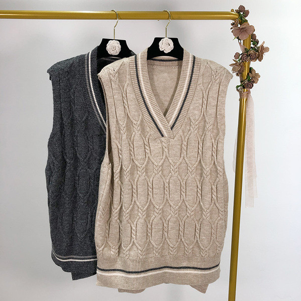 Vesta de dama din tricotat subtire cu decolteu in V