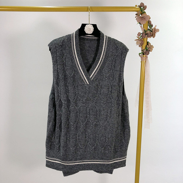 Vesta de dama din tricotat subtire cu decolteu in V