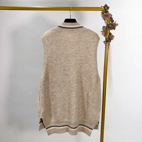 Vesta de dama din tricotat subtire cu decolteu in V