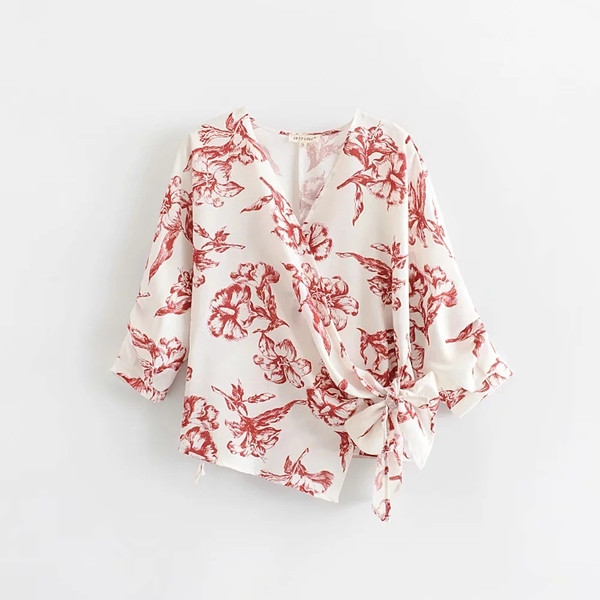 Cămașă de damă cu aplicație albă și decolteu în V