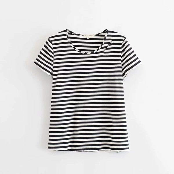 Tricou de damă în dungi cu decolteu O în alb-negru