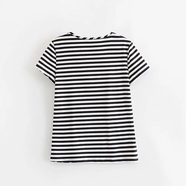 Tricou de damă în dungi cu decolteu O în alb-negru