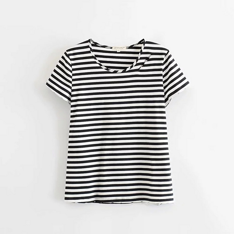 Tricou de damă în dungi cu decolteu O în alb-negru