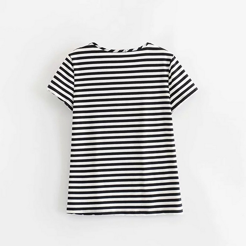 Tricou de damă în dungi cu decolteu O în alb-negru