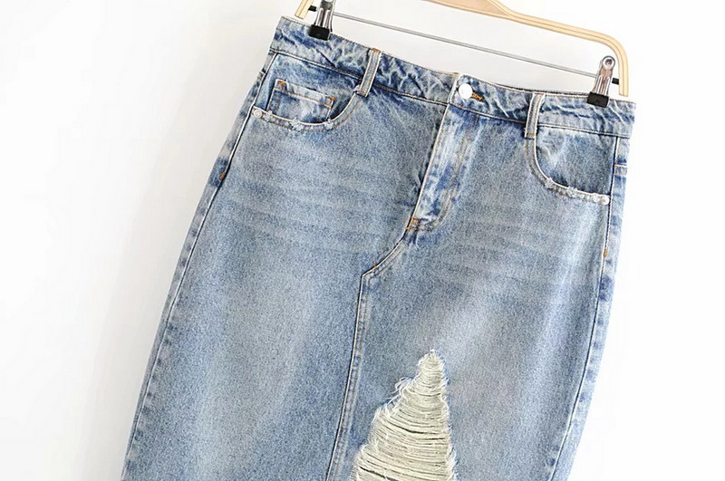 Fusta de dama moderna din denim cu motive rupte in culoare deschisa