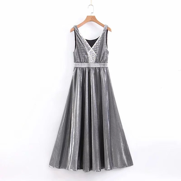 Stílusos női ruha V-nyakkal, ezüst színben