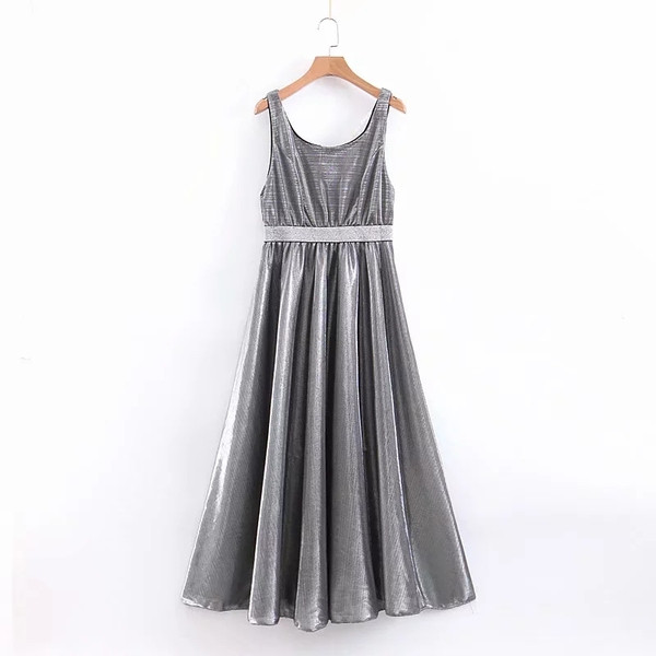 Stílusos női ruha V-nyakkal, ezüst színben