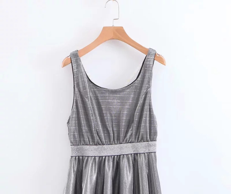 Stílusos női ruha V-nyakkal, ezüst színben