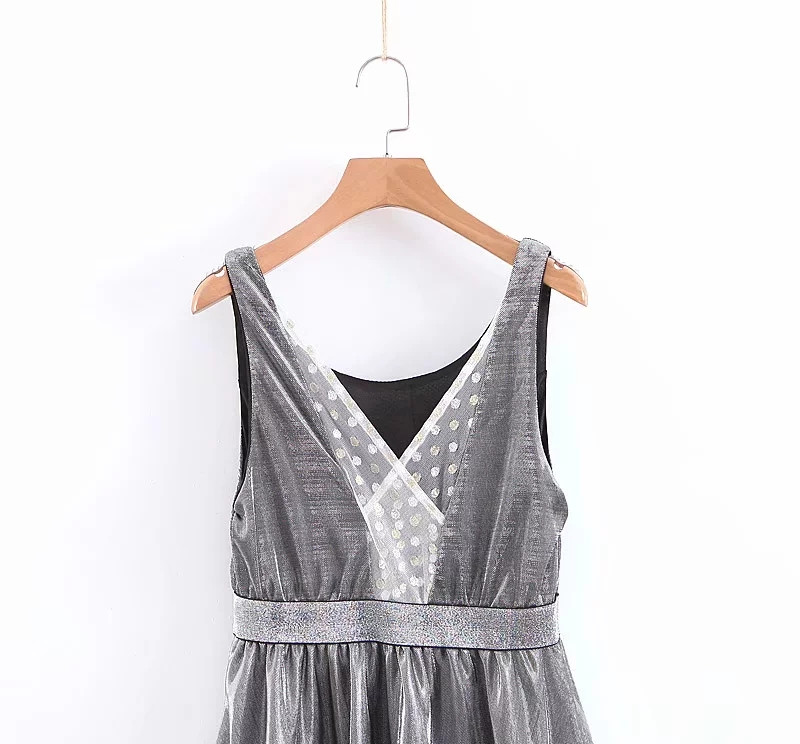 Stílusos női ruha V-nyakkal, ezüst színben