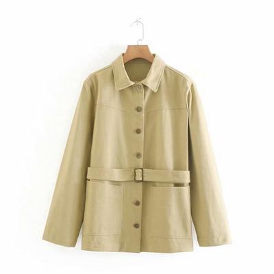 Női kabát hosszú ujjal és barna gombokkal