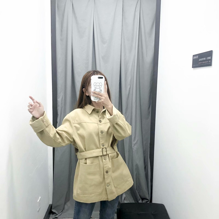 Női kabát hosszú ujjal és barna gombokkal