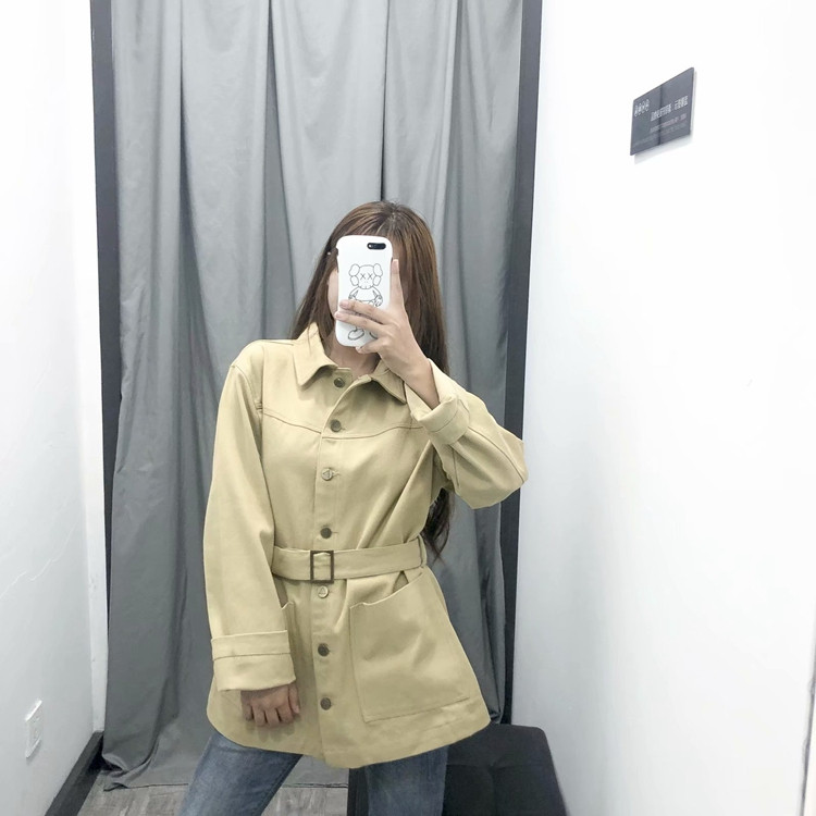 Női kabát hosszú ujjal és barna gombokkal