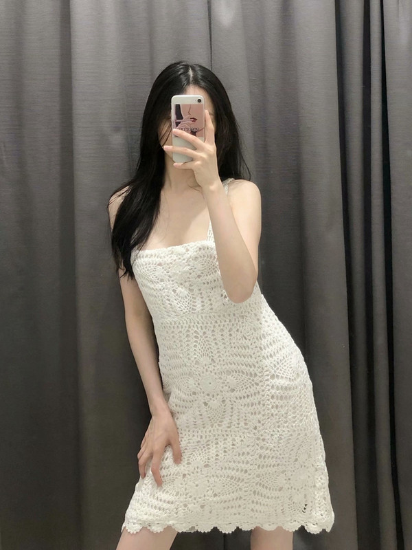 Fehér kötött rövid ruha vékony pántokkal