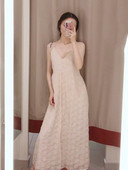 Elegáns női ruha hímzéssel és vékony pántokkal