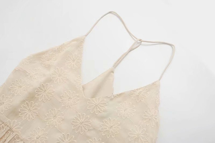 Elegáns női ruha hímzéssel és vékony pántokkal