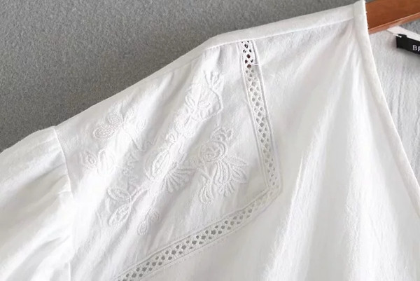 Cămașă de damă cu decolteu în V de culoare albă