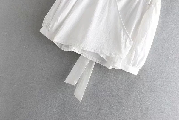 Cămașă de damă cu decolteu în V de culoare albă