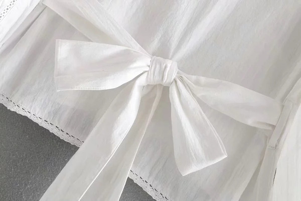 Cămașă de damă cu decolteu în V de culoare albă