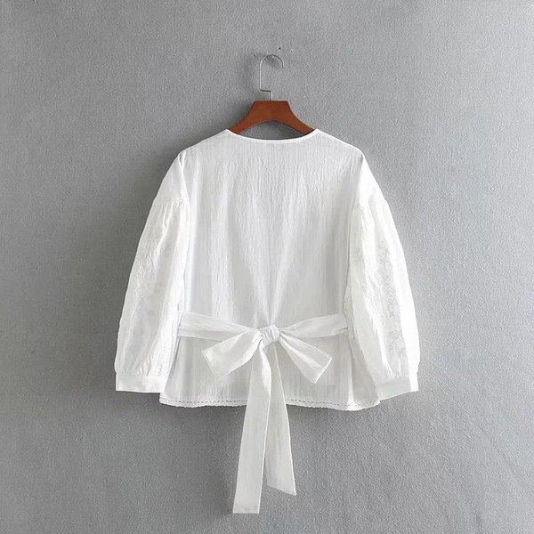 Cămașă de damă cu decolteu în V de culoare albă