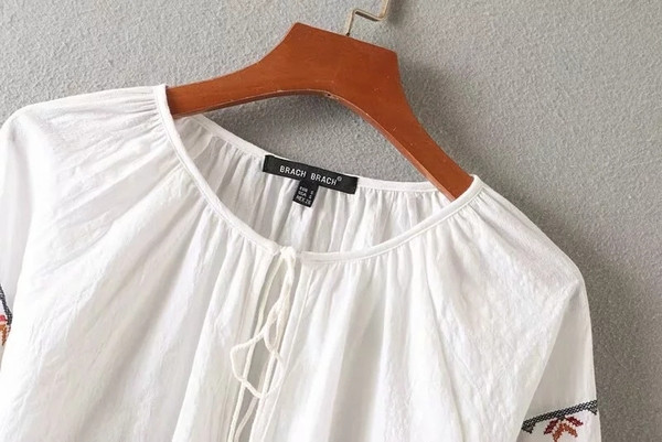 Női blúz - széles modell színes fehér hímzéssel