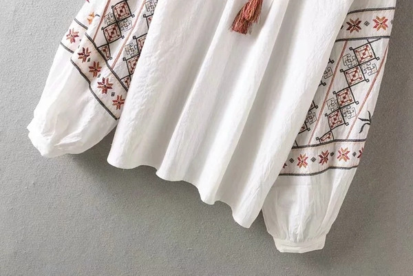 Női blúz - széles modell színes fehér hímzéssel