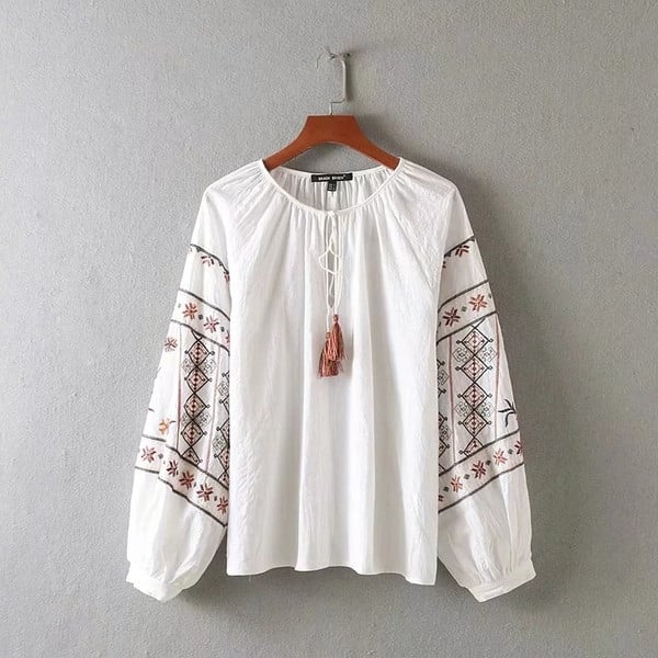 Női blúz - széles modell színes fehér hímzéssel