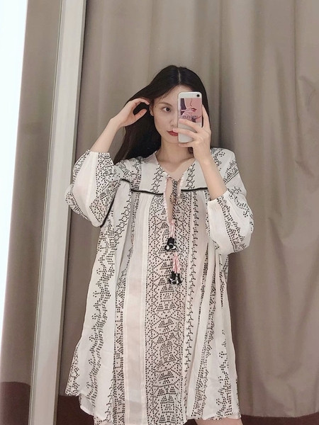 Hosszú, hétköznapi sifon ruha nyakkendővel