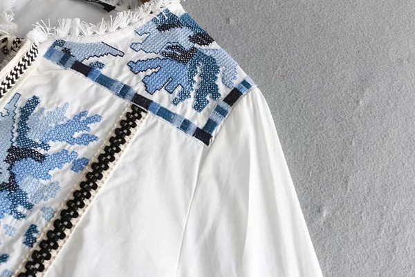 Bluza de dama cu broderie colorata in alb