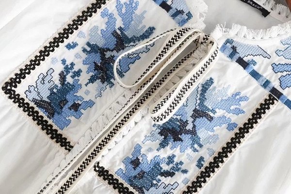 Bluza de dama cu broderie colorata in alb