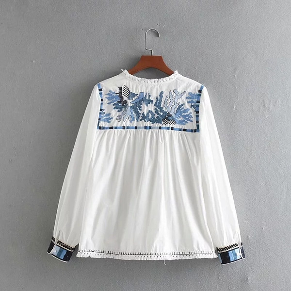 Bluza de dama cu broderie colorata in alb