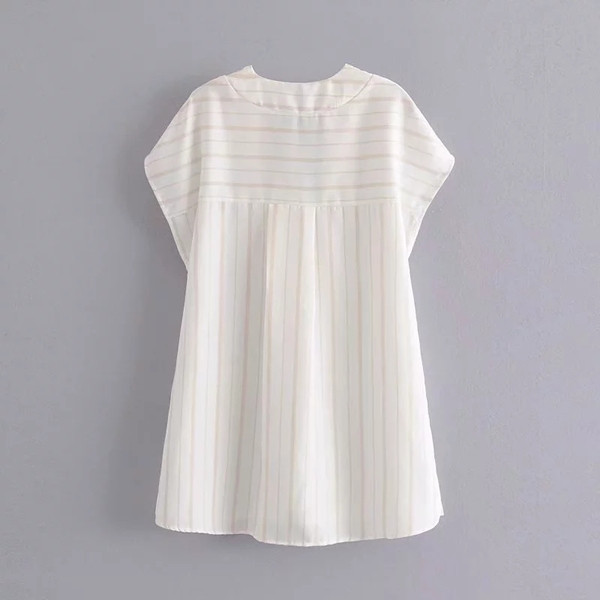 Cămașă de damă cu mâneci scurte și decolteu în V de culoare albă